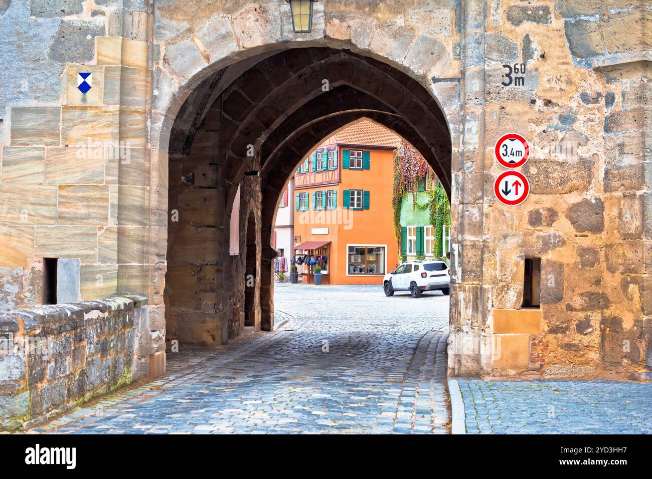 Vista sul cancello della torre della città storica di Dinkelsbuhl Foto Stock