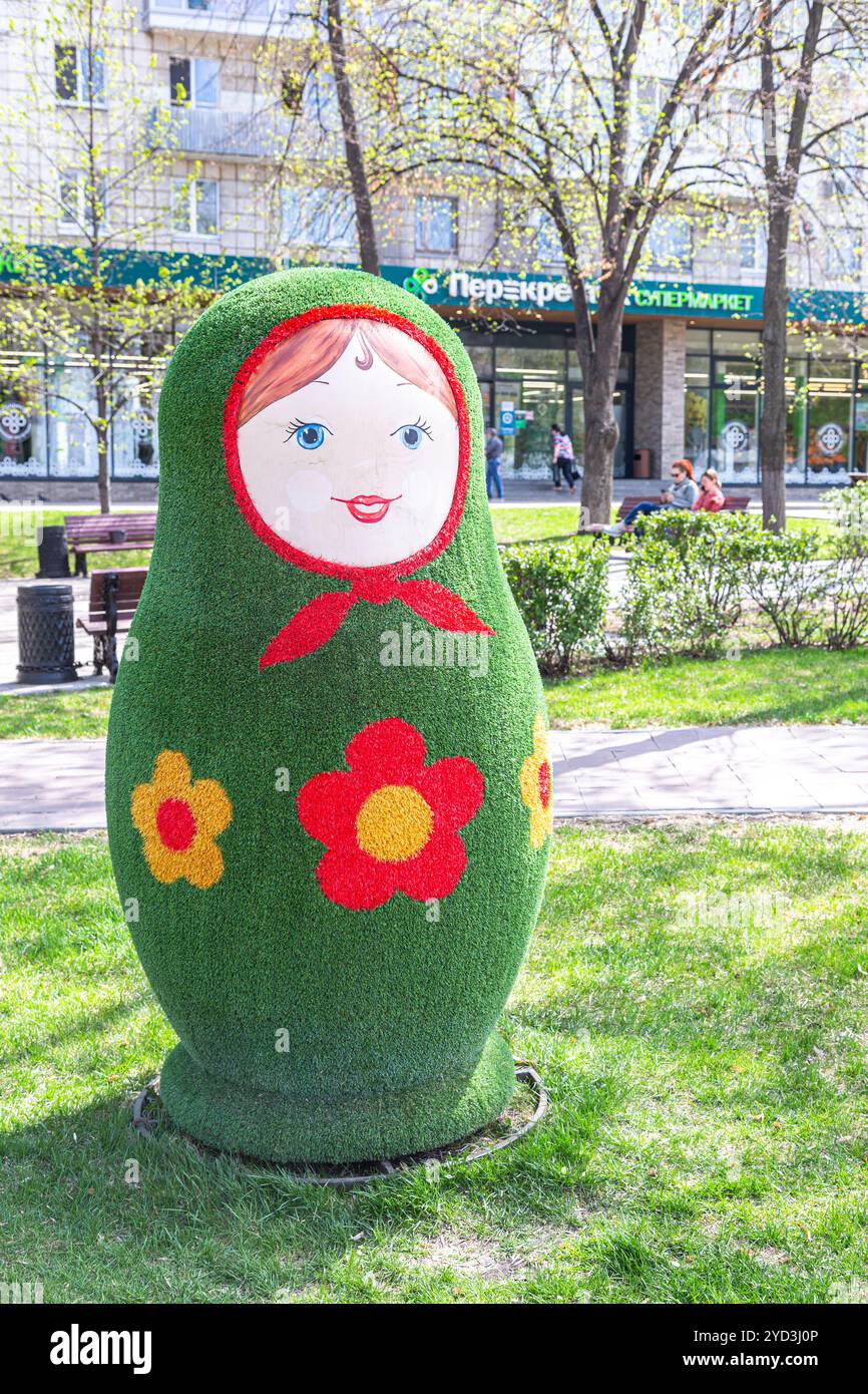Scultura paesaggistica a forma di bambola matrioska su una strada della città Foto Stock