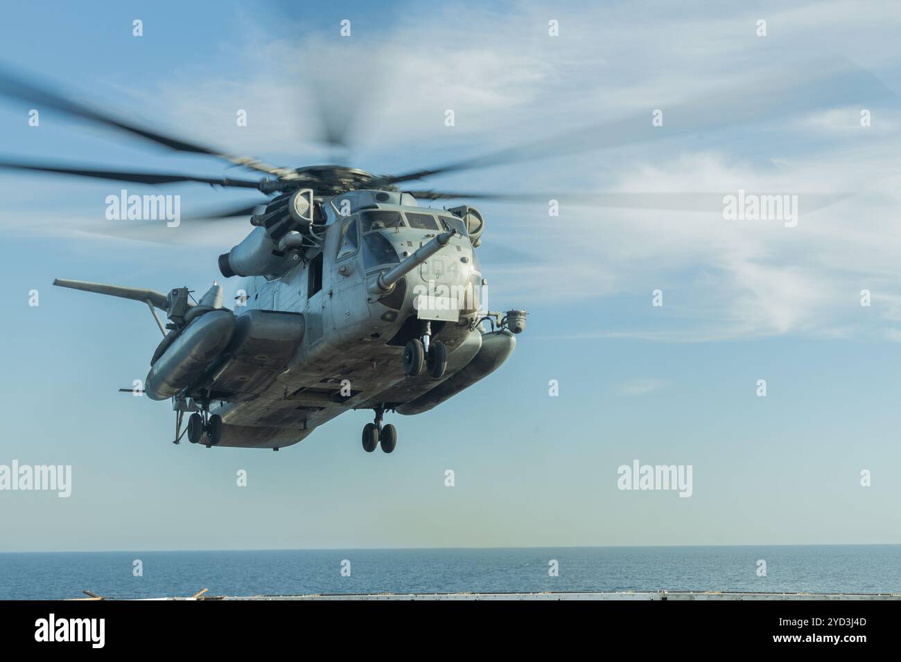 Un CH-53E Super Stallion del corpo dei Marines con Marine Heavy Helicopter Squadron (HMH) 462, Marine Aircraft Group 16, 3rd Marine Aircraft Wing, Prepara Foto Stock