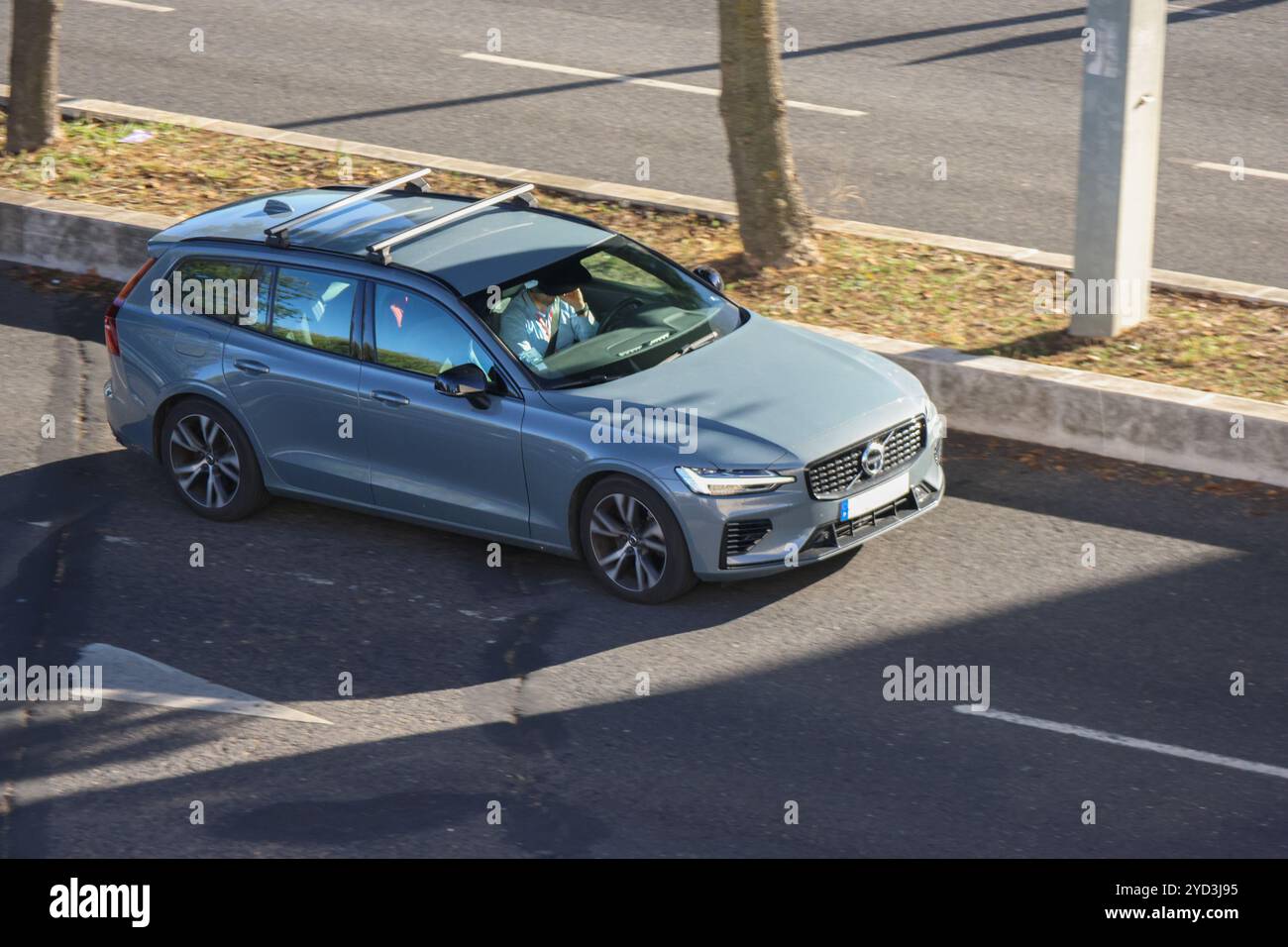 La moderna station wagon volvo che guida su una strada periferica, un'auto elegante per le famiglie Foto Stock