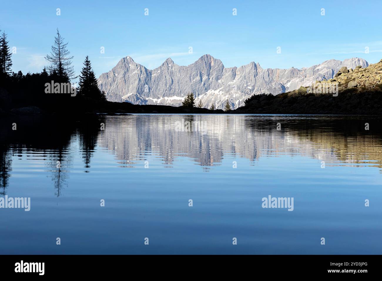 Lago panoramico Mirror a Reiteralm vicino a Schladming, bellissimo lago con spettacolare catena montuosa Dachstein nelle Alpi austriache sul retro, Austria Foto Stock
