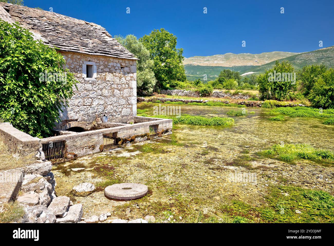 Le rovine di un vecchio mulino in pietra sulla sorgente del fiume Cetina Foto Stock