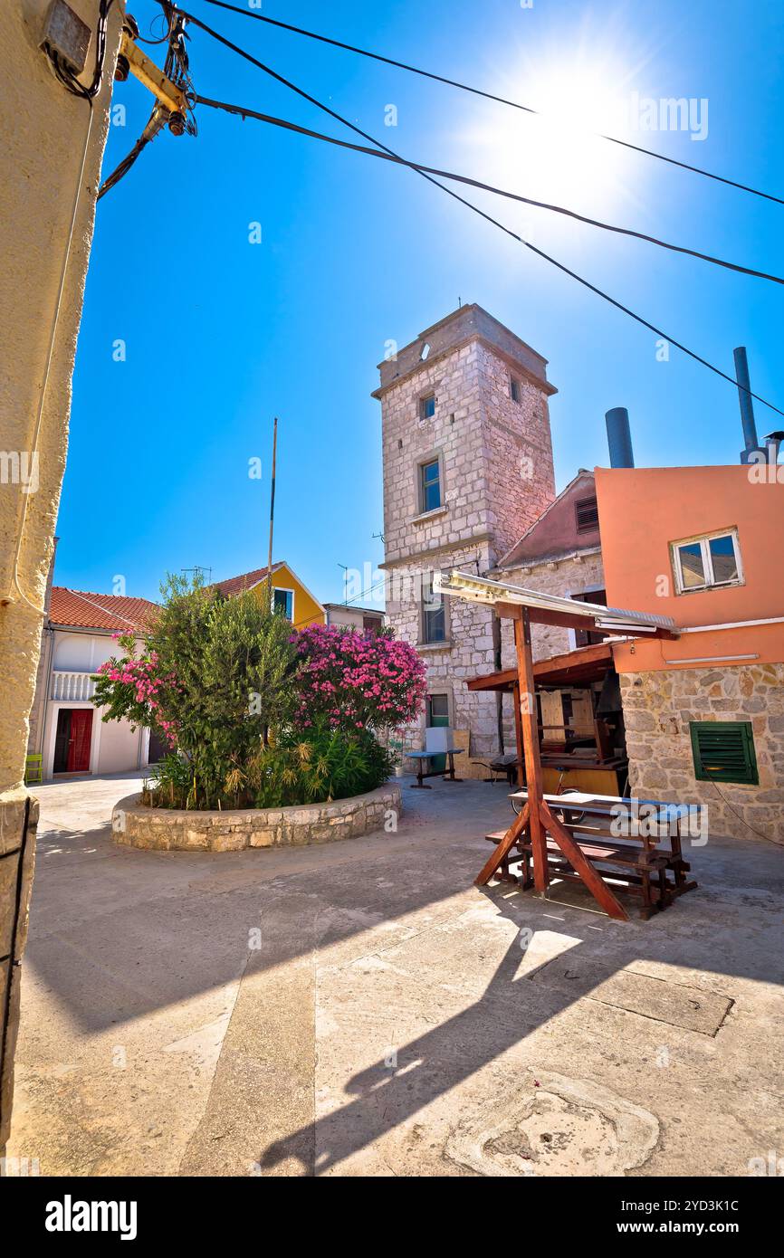 Villaggio mediterraneo in pietra sulla piazza dell'isola di Krapanj e vista sulla torre, villaggio per la raccolta di spugne marine Foto Stock