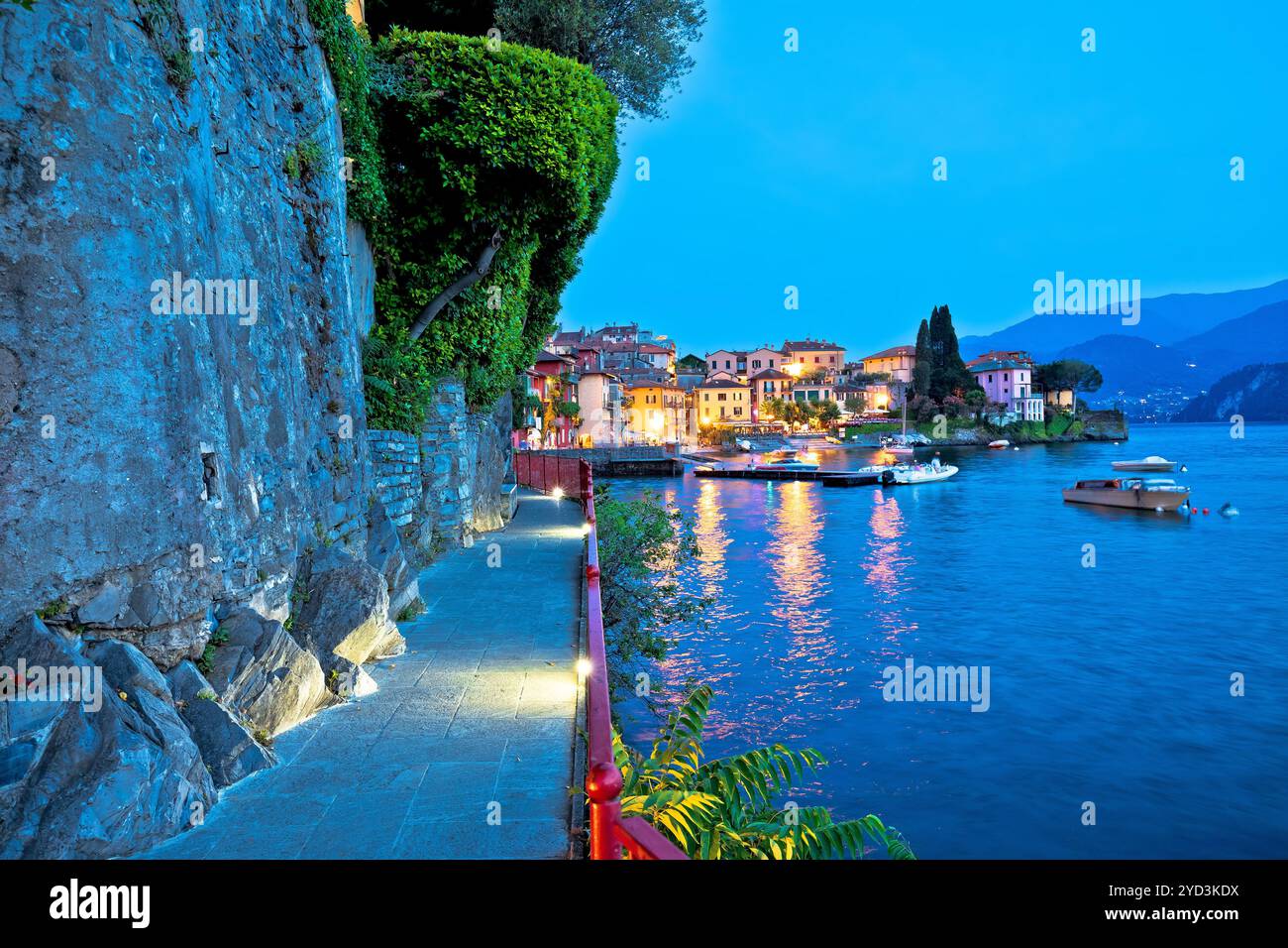 Veduta serale della città di Varenna, passeggiata panoramica sul lago di Como Foto Stock