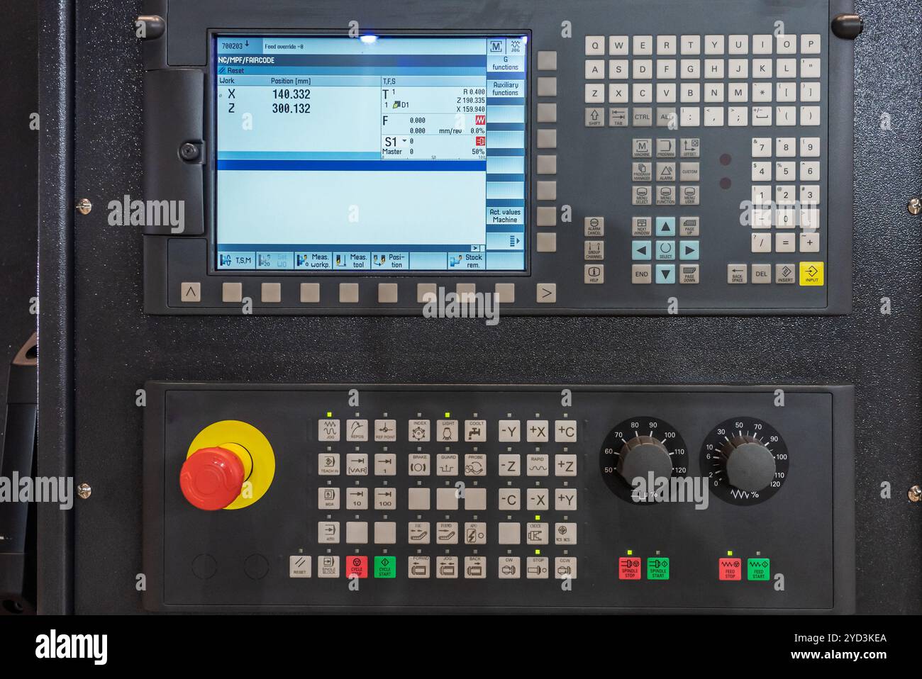 Programmazione del desktop della macchina CNC. Tornio CNC o tornitura. Macchina a controllo numerico per tornitura con utensili e mandrino per uso automobilistico. CNC p Foto Stock