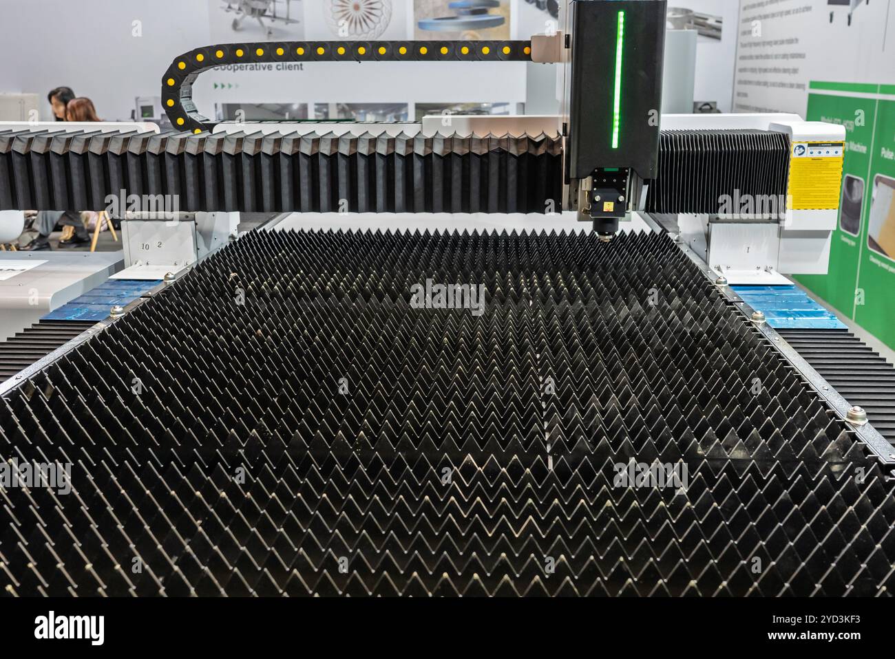 Centro di lavoro laser CNC. Centro di taglio laser. Lavorazione laser CNC dei metalli. Macchina da taglio laser. Foto Stock