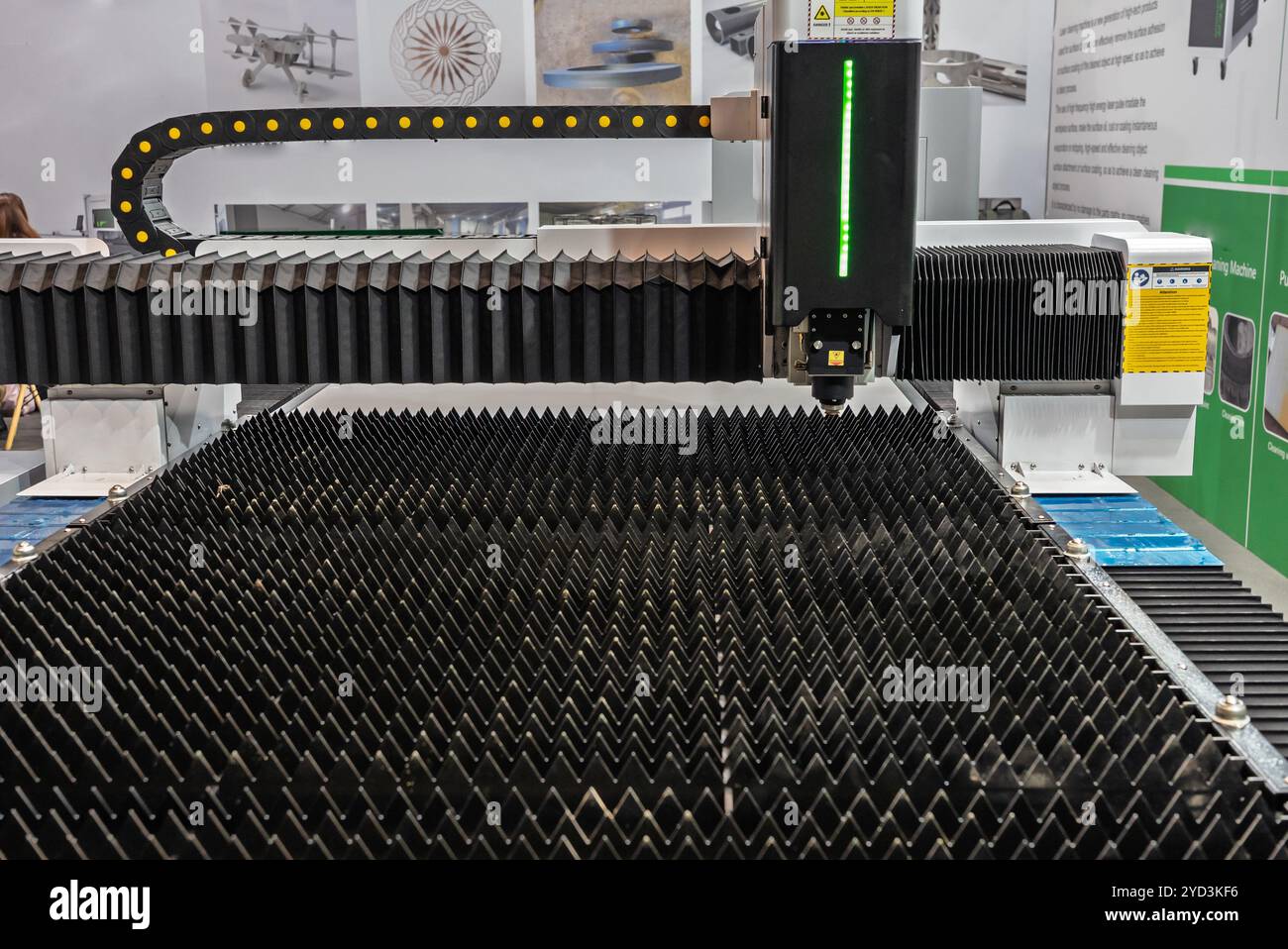 Centro di lavoro laser CNC. Centro di taglio laser. Lavorazione laser CNC dei metalli. Macchina da taglio laser. Foto Stock