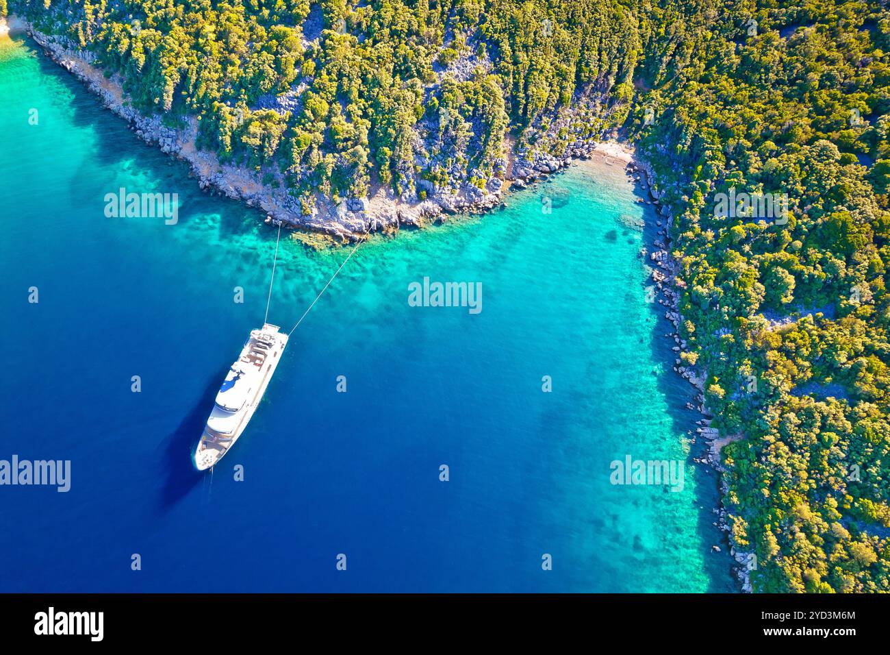 Vista aerea del grande yacht di lusso ancorato nella baia turchese dell'isola di Mali Losinj Foto Stock