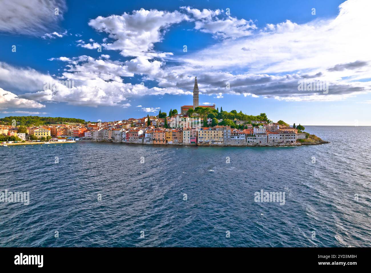 Vista sulla penisola storica di Rovigno, famosa destinazione turistica in Istria Foto Stock
