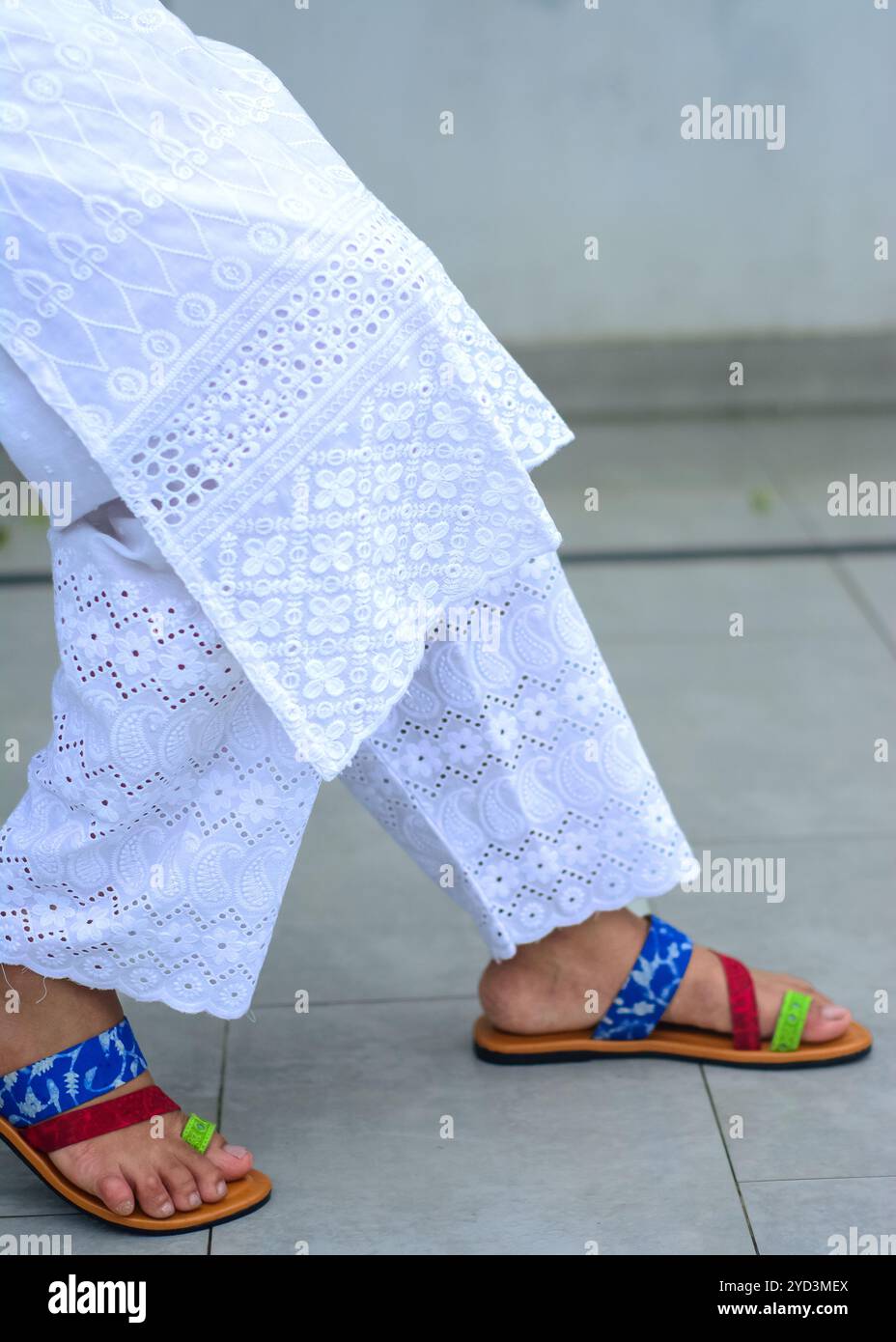 Una donna che indossa un sandalo floreale Foto Stock