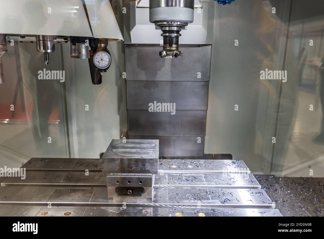 Magazzino utensili e interno di una fresatrice CNC. Centro di fresatura. Tester sensore 3D per la misurazione su macchine CNC per tornitura e fresatura. Foto Stock