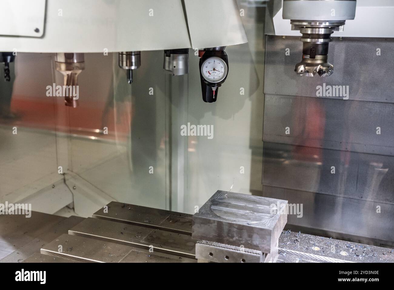 Magazzino utensili e interno di una fresatrice CNC. Centro di fresatura. Tester sensore 3D per la misurazione su macchine CNC per tornitura e fresatura. Foto Stock