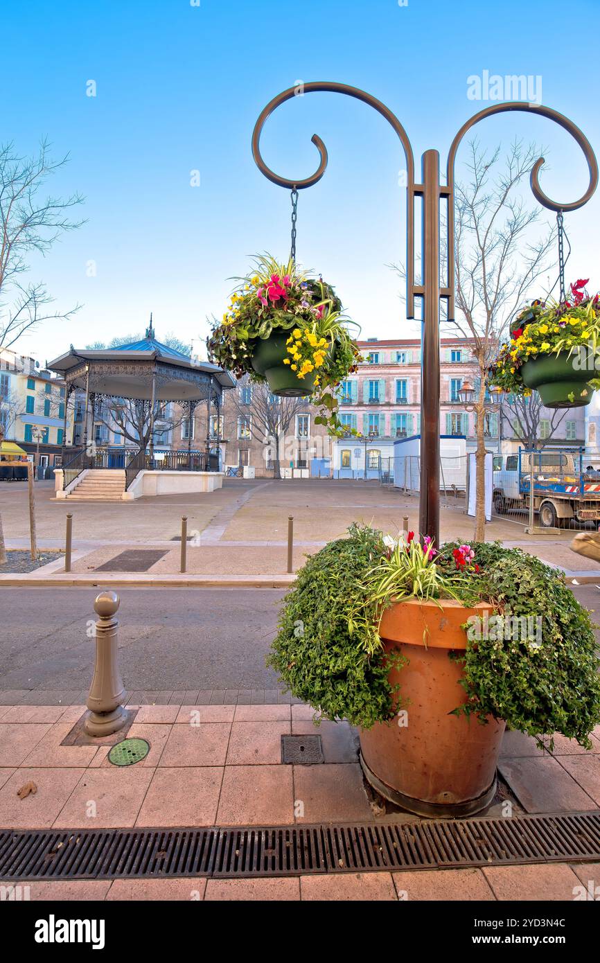 Vista sulla piazza della città di Antibes Foto Stock