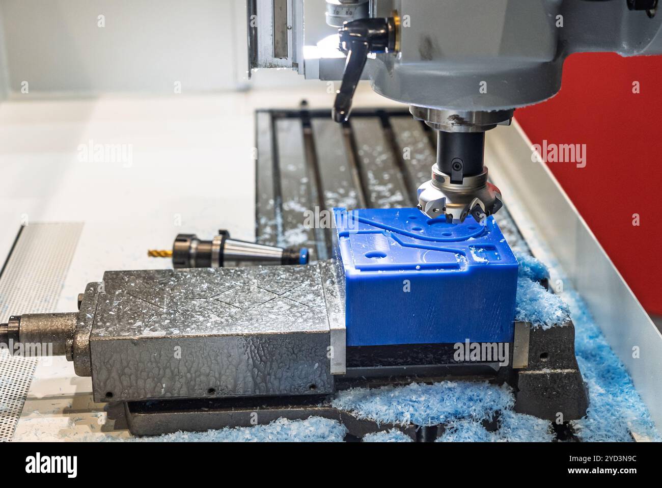 Fresatrice per tornio CNC per la lavorazione dei metalli con liquido di raffreddamento. Fresatura di un pezzo di plastica. Processo di taglio industriale della lavorazione dei metalli su macchine cnc. Fresa Foto Stock