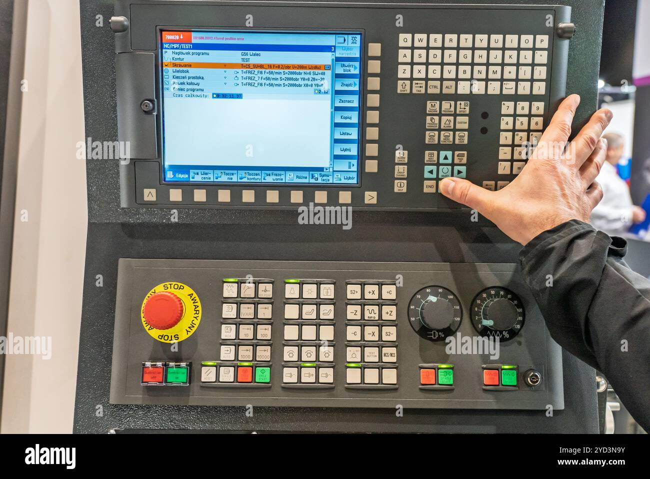 Programmazione del desktop della macchina CNC. Tornio CNC o tornitura. Macchina a controllo numerico per tornitura con utensili e mandrino per uso automobilistico. CNC p Foto Stock