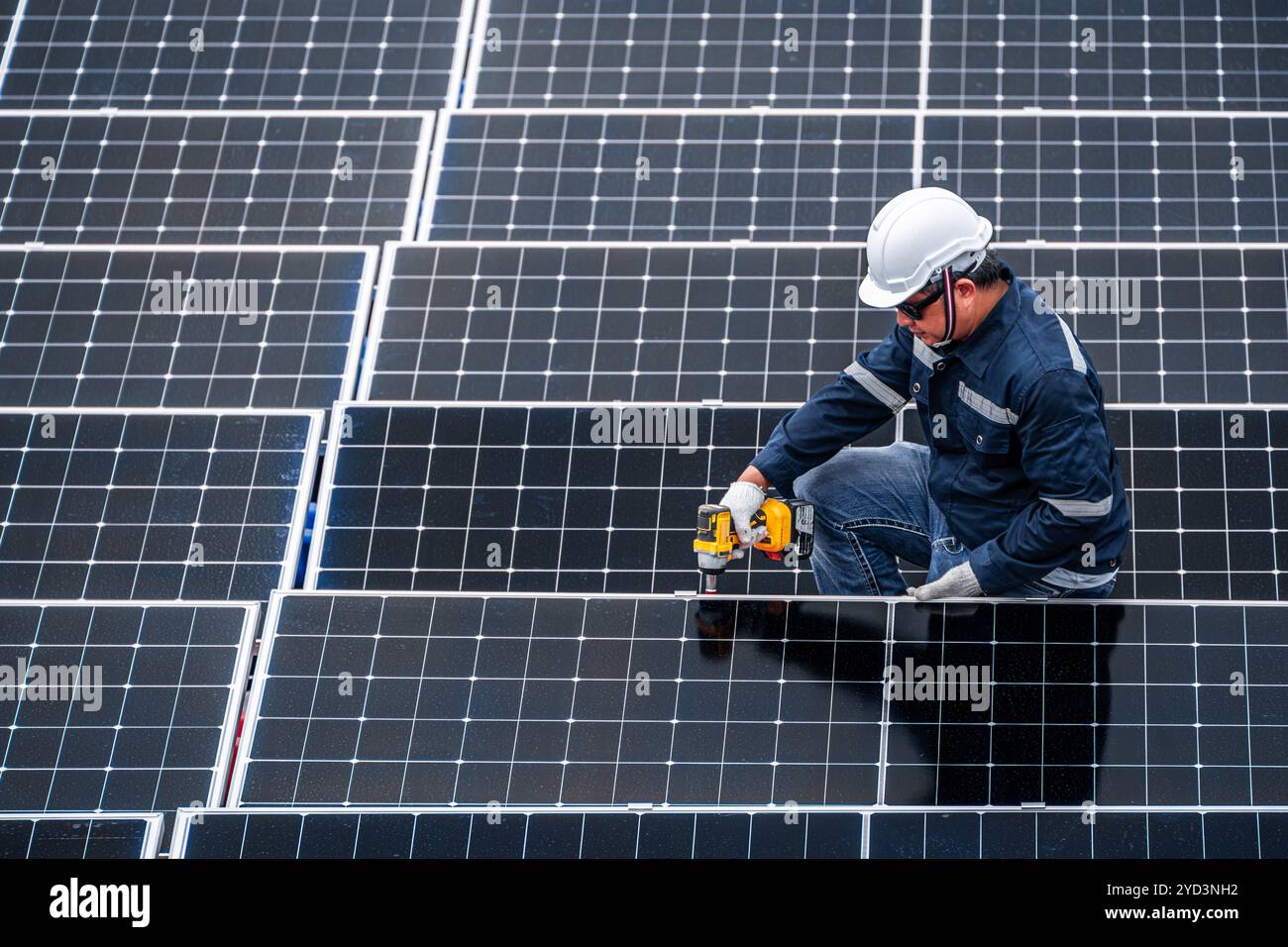 Pannello solare galleggiante di assistenza tecnico professionale. Manutenzione del lavoratore pulizia sostituzione del pannello solare. Sistema di pannelli fotovoltaici solari in Industry lak Foto Stock