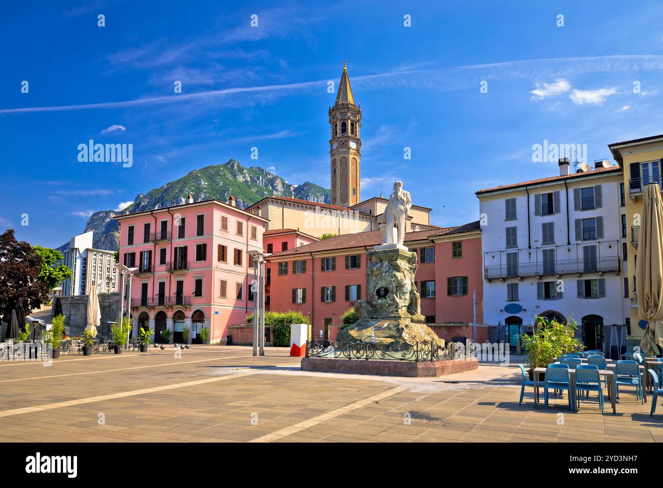 Vista sulla piazza colorata della città di Lecco Foto Stock