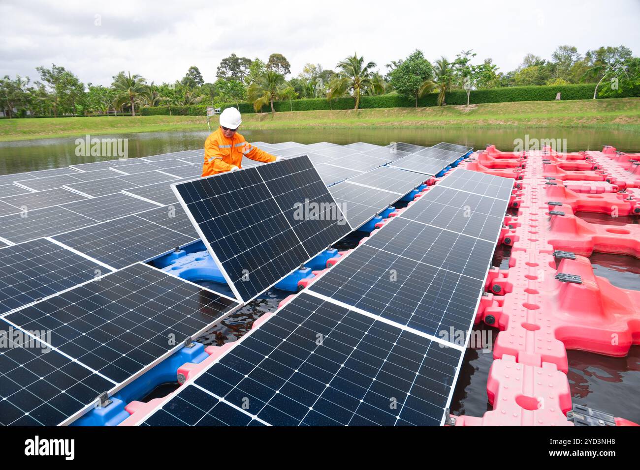Pannello solare galleggiante di assistenza tecnico professionale. Manutenzione del lavoratore pulizia sostituzione del pannello solare. Sistema di pannelli fotovoltaici solari in Industry lak Foto Stock