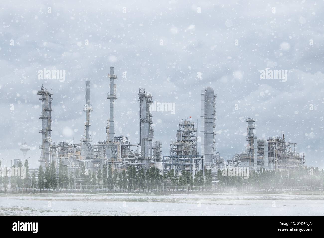 Una vecchia raffineria di petrolio nel polo nord del campo di tundra innevata, tempesta di neve. Produzione di energia di petrolio e gas nella stagione invernale della Siberia. Foto Stock