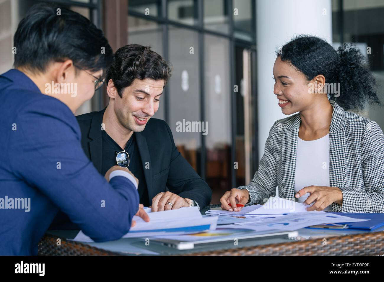 Riunione di gruppi di uomini d'affari. Progetti di trattative di marketing per il team aziendale. Lavoro presente. Firma il contratto. Foto Stock