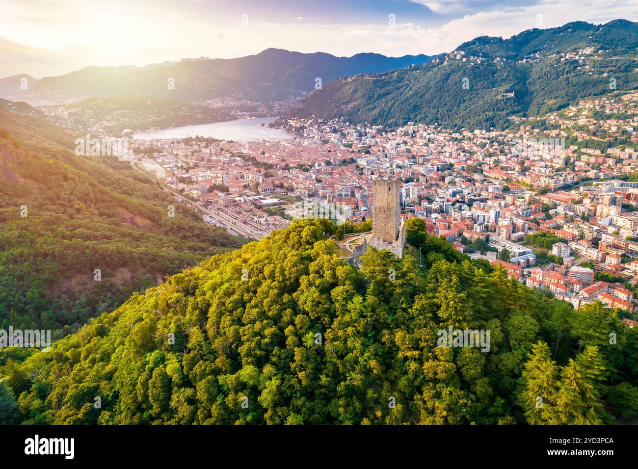 Torre del Baradello e vista aerea della città di Como Foto Stock