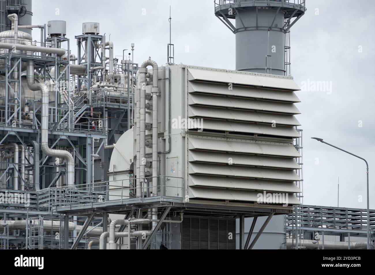 Foro di ingresso dell'aria della turbina a gas con sistema di filtraggio. Grande camera di filtraggio dell'aria per l'industria pesante di centrali elettriche a ciclo combinato. Foto Stock