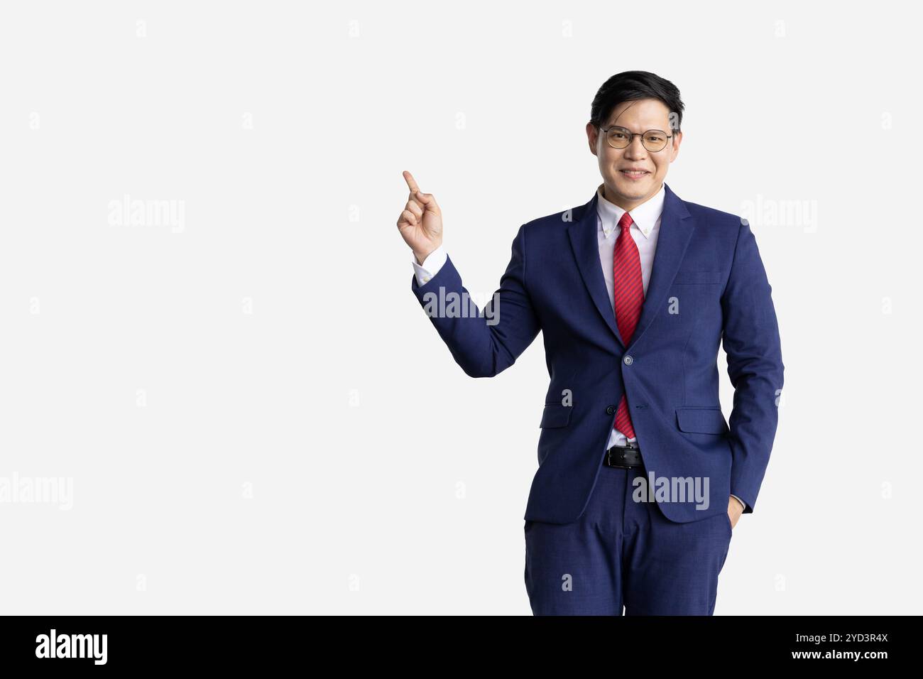 Uomo d'affari che punta isolato su sfondo bianco. un adulto intelligente in azione tuta da lavoro presenta una guida alle lezioni di insegnamento. Foto Stock