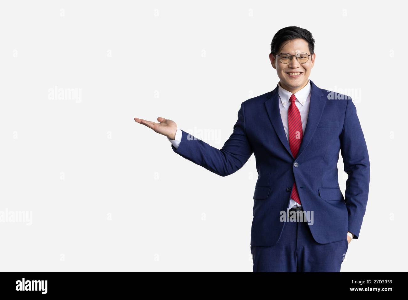 Uomo d'affari modello asiatico che agisce isolato su sfondo bianco. un uomo adulto intelligente in una riunione di presentazione in tuta da lavoro. Foto Stock