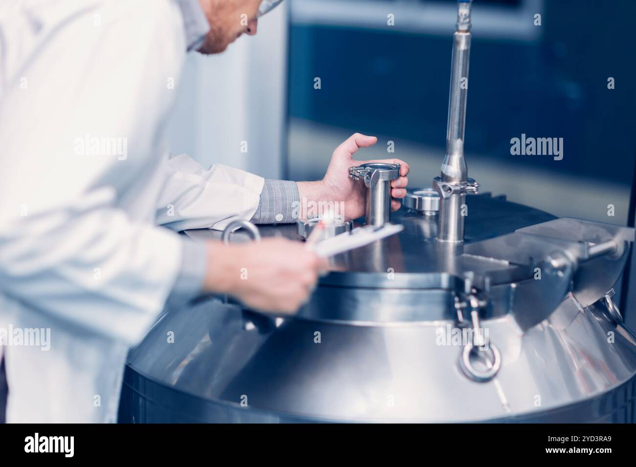 medicina scienza fabbrica staff lavoratore controllare qualità prodotti sterilizzare in autoclave nella lista di controllo. Foto Stock