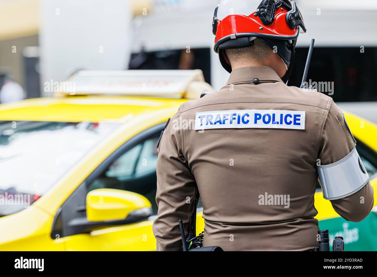 L'agente di polizia stradale thailandese che lavora su strade trafficate della metropolitana di Bangkok risolve problemi di ingorghi e sicurezza pubblica Foto Stock