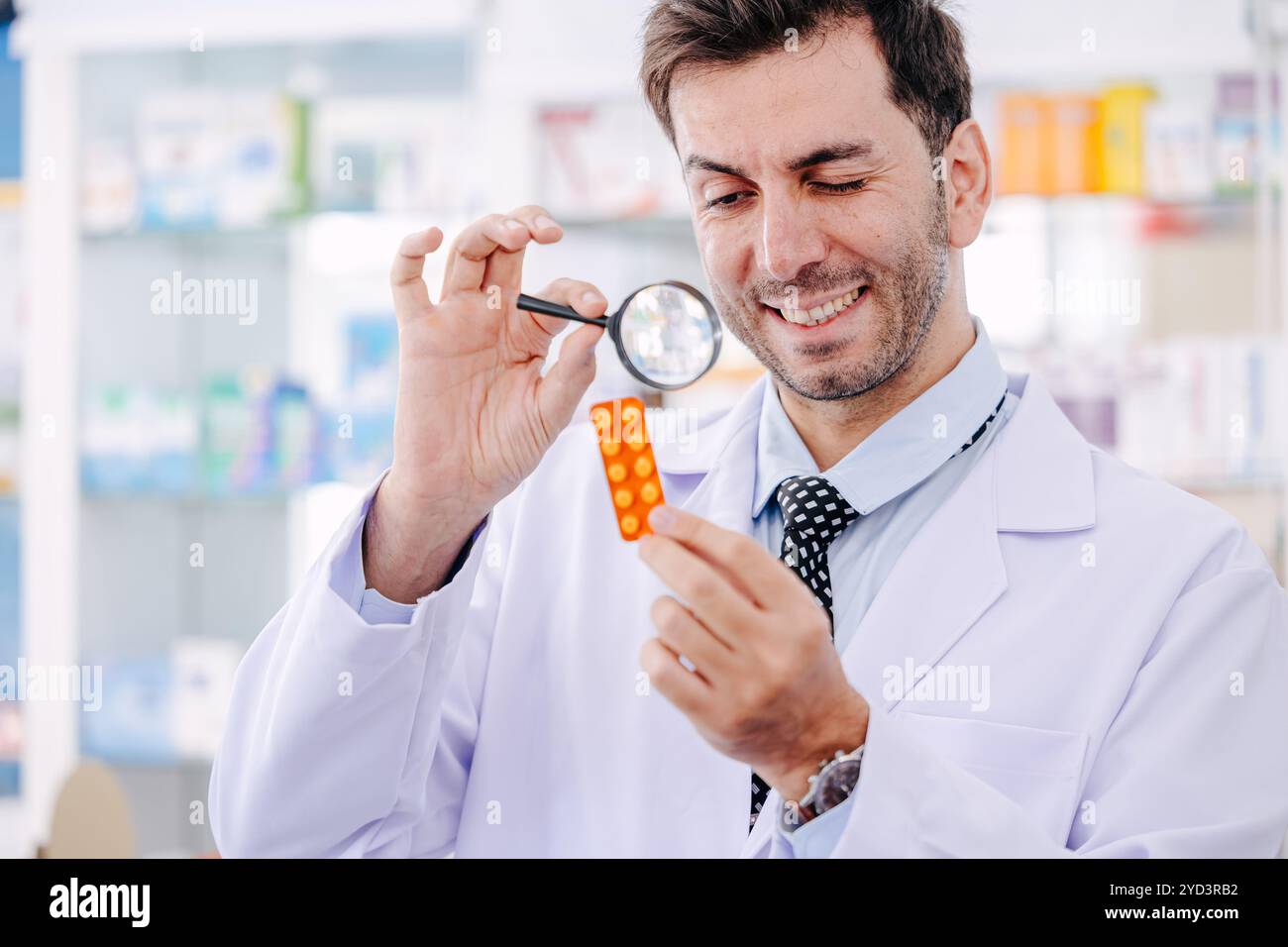 lettura uso medicina dosaggio ed etichetta dettaglio concetto, medico con lente di ingrandimento lettura alla pillola di medicina. Foto Stock