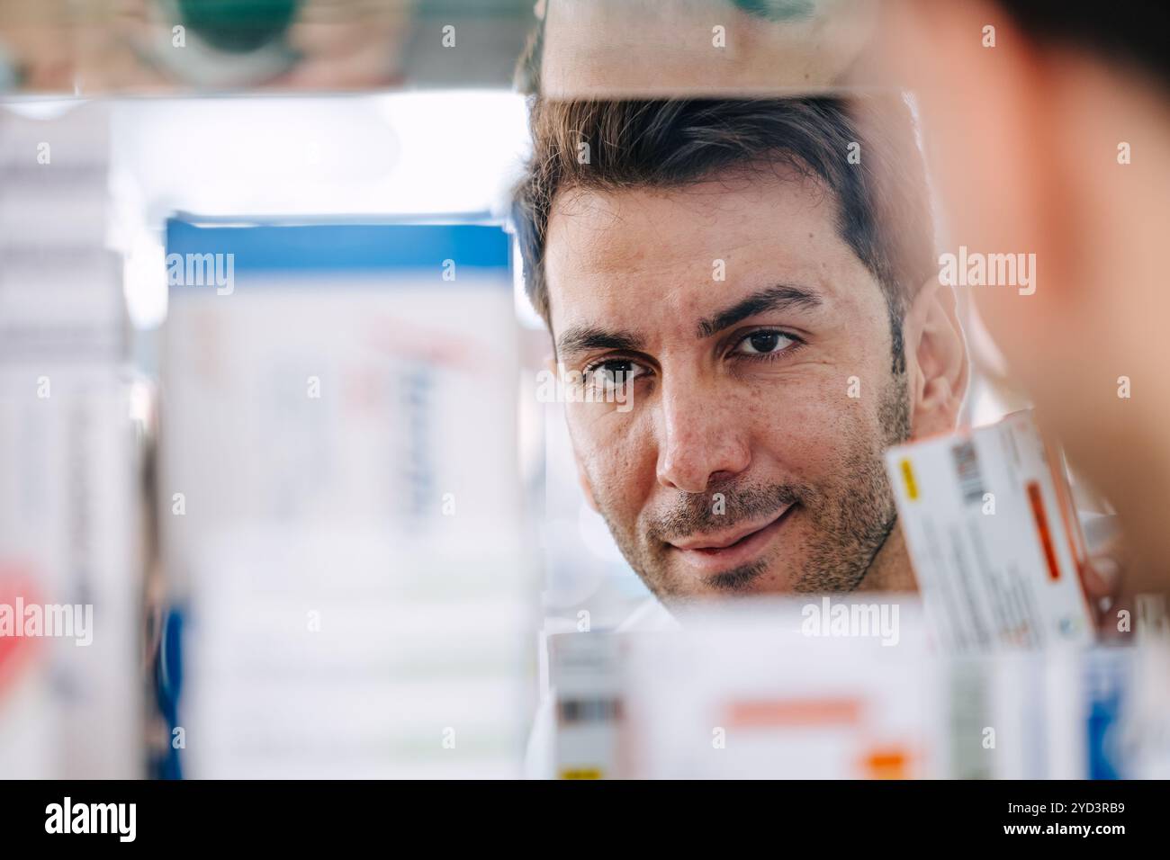 Farmacista felice lavoro in farmacia servizio sanitario in farmacia, medico professionista in negozio di medicina farmaci persone sanitarie. Foto Stock