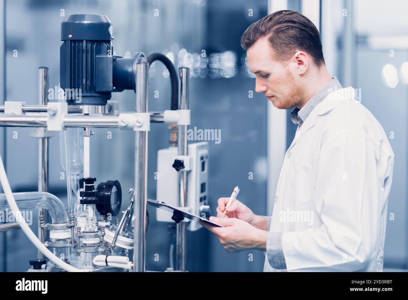 medicina scienza fabbrica staff lavoratore controllare qualità prodotti sterilizzare in autoclave nella lista di controllo. Foto Stock