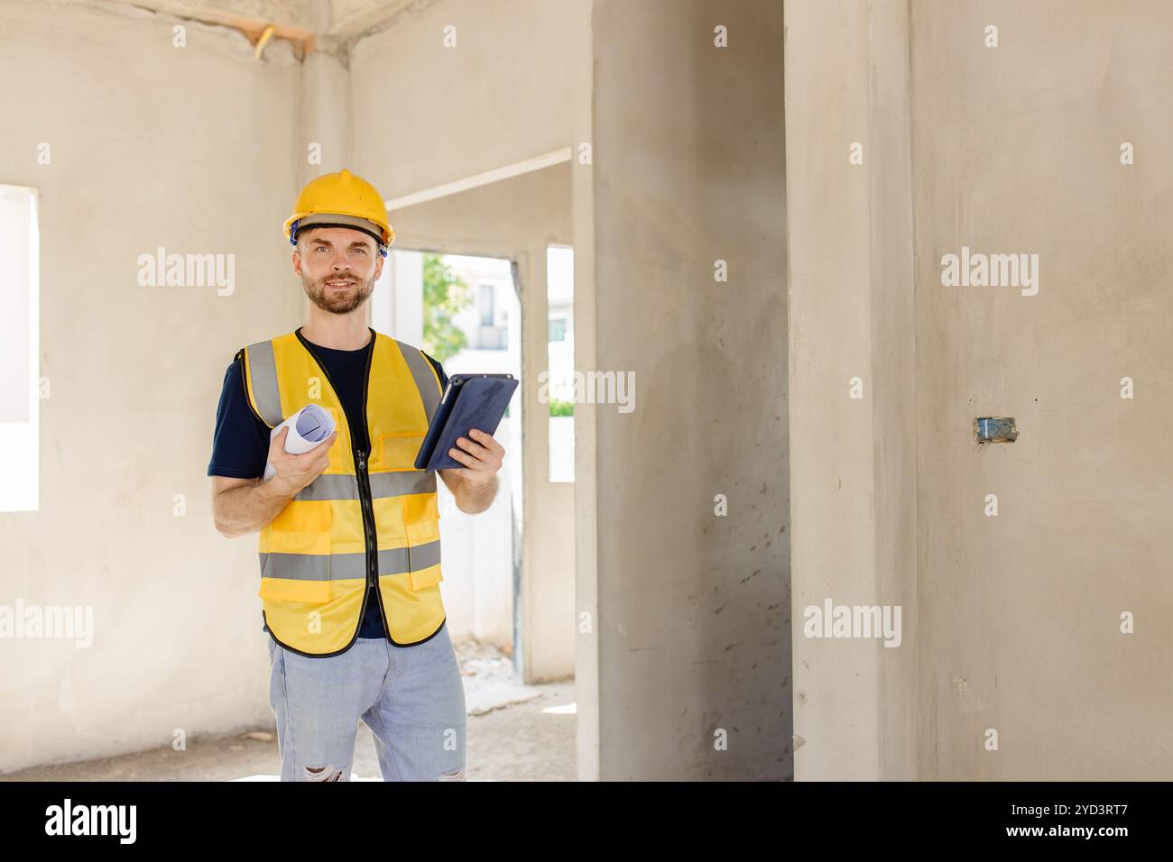 ritratto costruttore caucasico lavoratore controllo di lavoro case di ispezione costruire progetti di ristrutturazione di casa di qualità Foto Stock