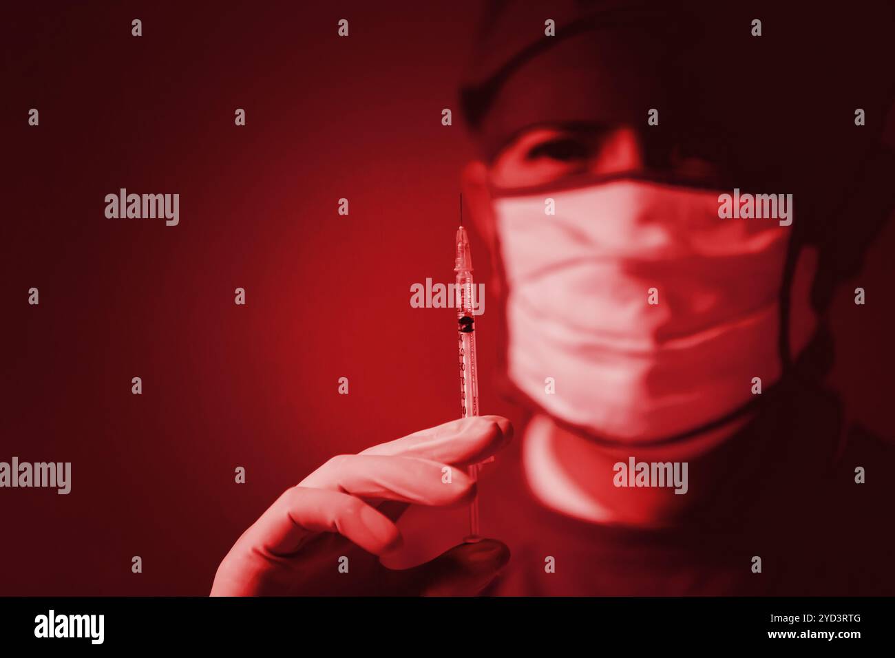 farmaco sbagliato abuso di vaccino morte silenziosa pericolo uccidere paziente iniezione letale in concetto ospedaliero. Medico che tiene in mano il tono rosso della siringa Foto Stock