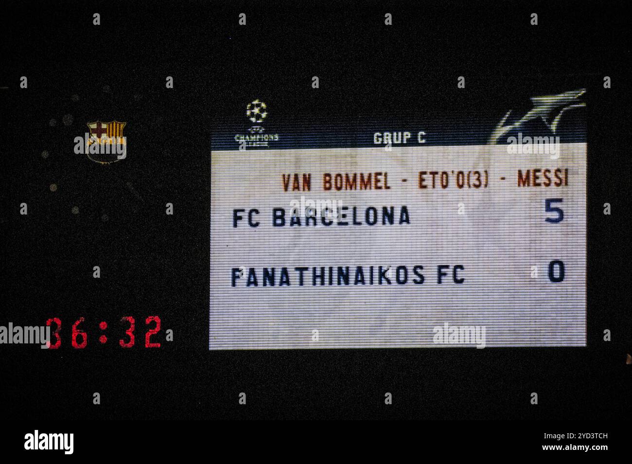 5-0 DOPO 35 MINUTI, PRIMO GOL MESSI CL, CAMPO NOU, STAGIONE 2005-2006, CHAMPIONS LEAGUE: Barcellona conduce 5-0 dopo 35 minuti con una tripletta Eto'o e il primo gol di Mess in una partita di Champions League quando il Barcellona FC incontra il Panathinaikos al Camp Nou di Barcellona, 2 novembre 2005, il Barcellona ha vinto 5-0 sulla strada per vincere il suo secondo titolo di Champions League nel 2006. Figura: ROB WATKINS. Camp Nou è l'iconico stadio di calcio di Barcellona, in Spagna, e la sede del FC Barcelona. Inaugurato nel 1957, è uno degli stadi più grandi d'Europa, rinomato per la sua impressionante architettura. Foto Stock
