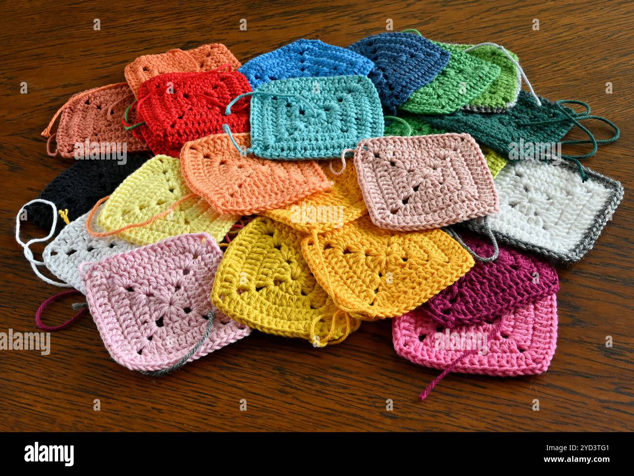 Colorati quadrati lavorati a maglia sullo sfondo in legno Foto Stock