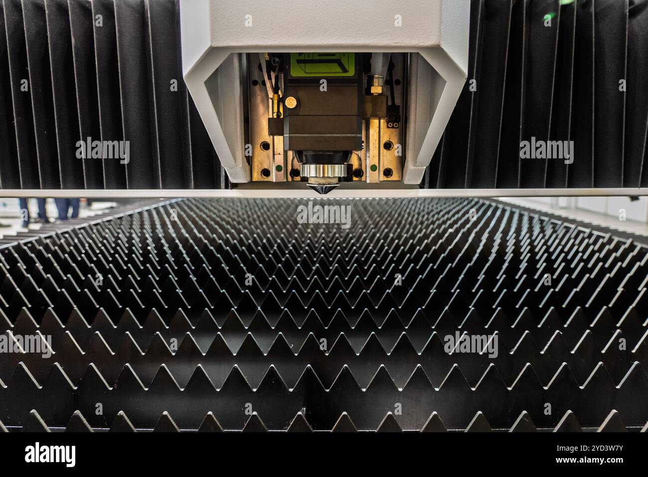 Centro di lavoro laser CNC. Centro di taglio laser. Lavorazione laser CNC dei metalli. Macchina da taglio laser. Foto Stock