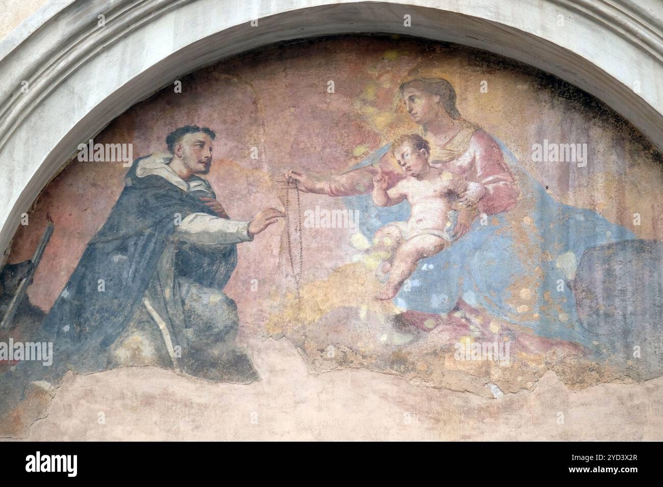 Affresco di nostra Signora con Gesù bambino e San Domenico, tympani sull'ingresso laterale della Basilica di Santa Maria sopra Minerva, Rom Foto Stock