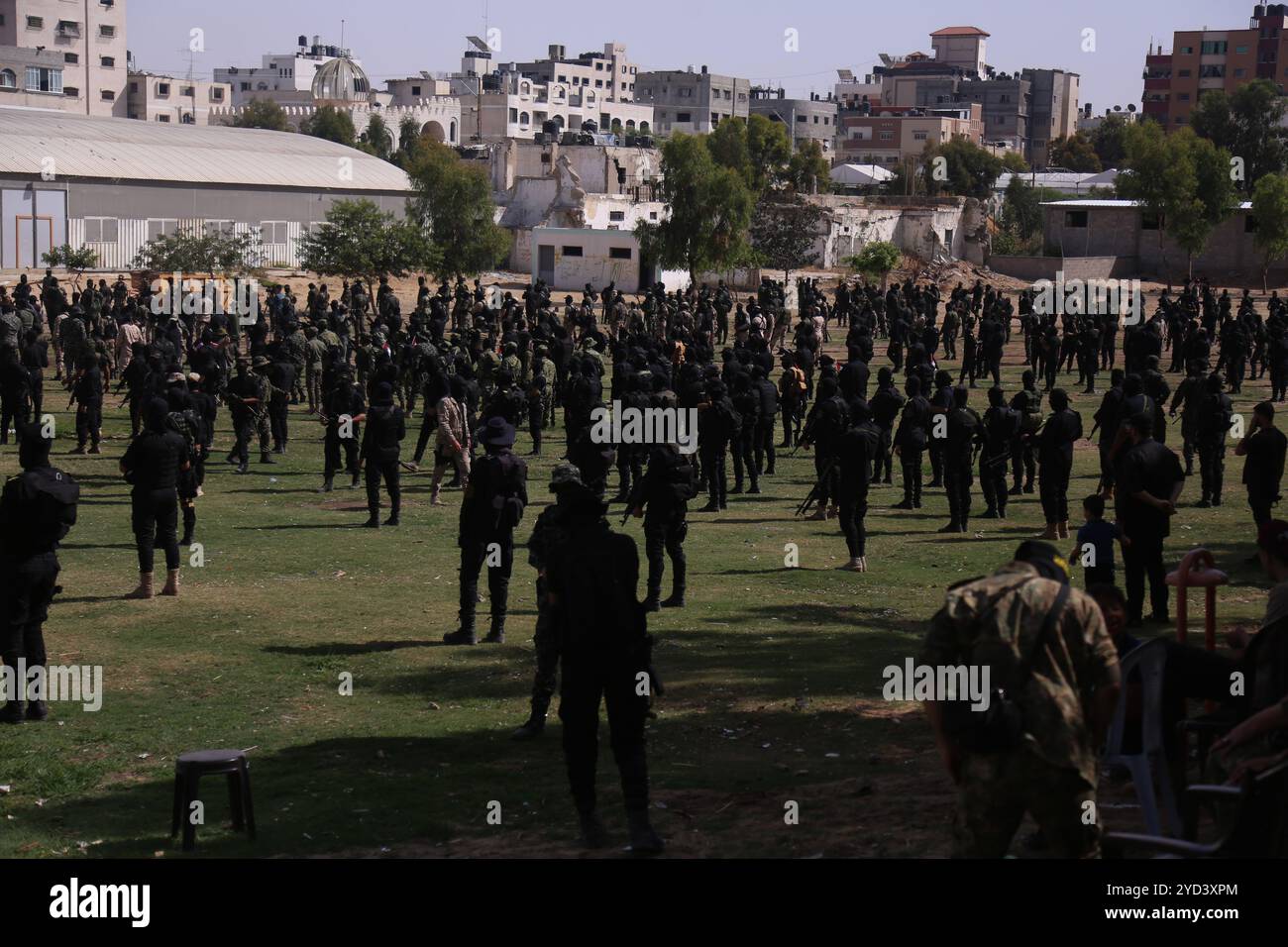 Gaza, Palestina. 8 giugno 2020. I membri delle Brigate di al-Quds, l'ala militare della Jihad islamica palestinese, tengono una parata militare nel centro di Gaza per piangere l'ex leader della Jihad islamica Ramadan Shallah, morto in Siria sabato. Shalah aveva guidato la Jihad Islamica palestinese dall'assassinio del suo fondatore Fathi Shikaki nel 1995, fino al 2018. La Jihad Islamica è stata fondata alla fine degli anni settanta nella Striscia di Gaza a seguito dell'occupazione israeliana di Gaza e della Cisgiordania durante la guerra del 1967, ed è una delle fazioni di resistenza palestinesi che respingono gli accordi di Oslo Foto Stock