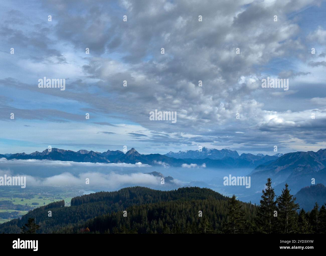 Nesselwang, Germania. 15 ottobre 2024. Vista sul Boutique-Hotel Blaue Burg Falkenstein dalla Alpspitzbahn Ski Arena in estate, dove turisti e gente del posto si incontrano per escursioni a Edelsberg o Alpspitze, mountain bike e per rilassarsi nelle vacanze a Nesselwang, Germania, 10 ottobre 2024. Fotografo: ddp Images/STAR-Images credito: ddp media GmbH/Alamy Live News Foto Stock