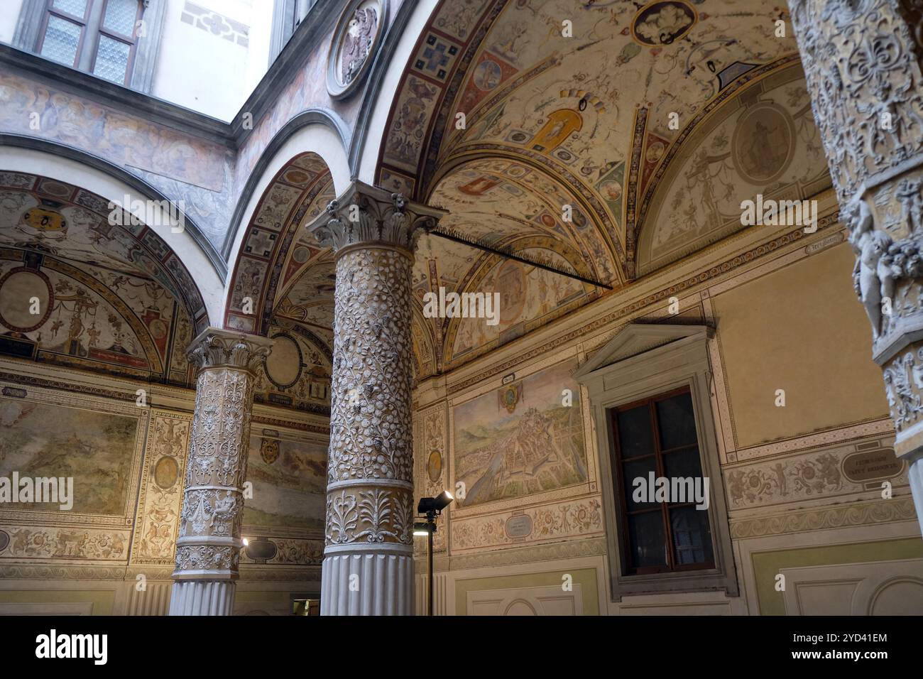 Cortile del Palazzo Vecchio una massiccia fortezza Romanico Palace, è il Municipio di Firenze, Italia Foto Stock