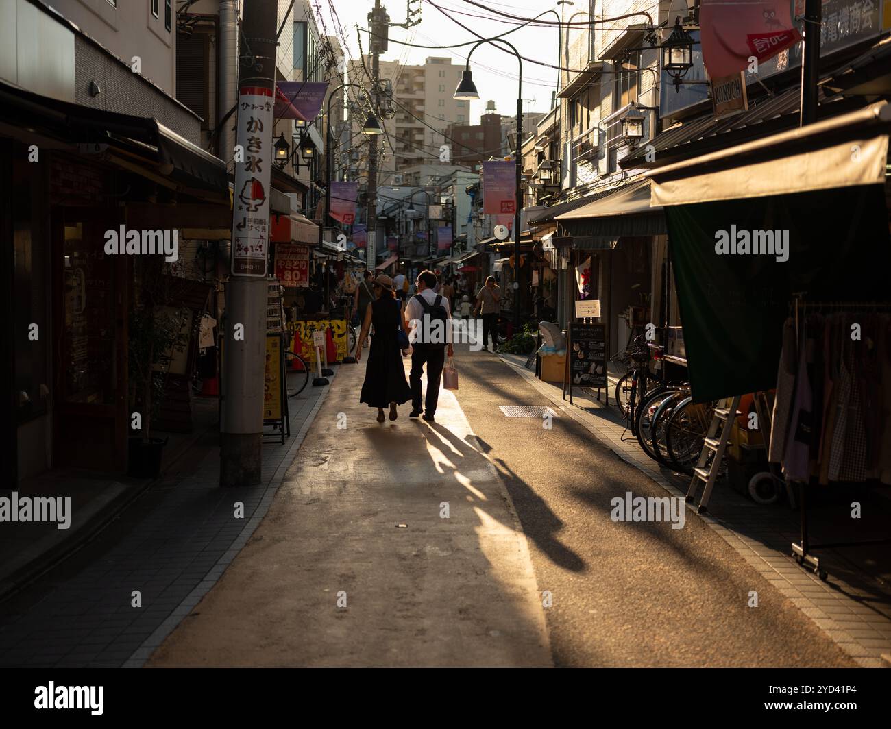 Un paio di cammini attraverso un mercato in un quartiere di Tokyo, in Giappone. Foto Stock