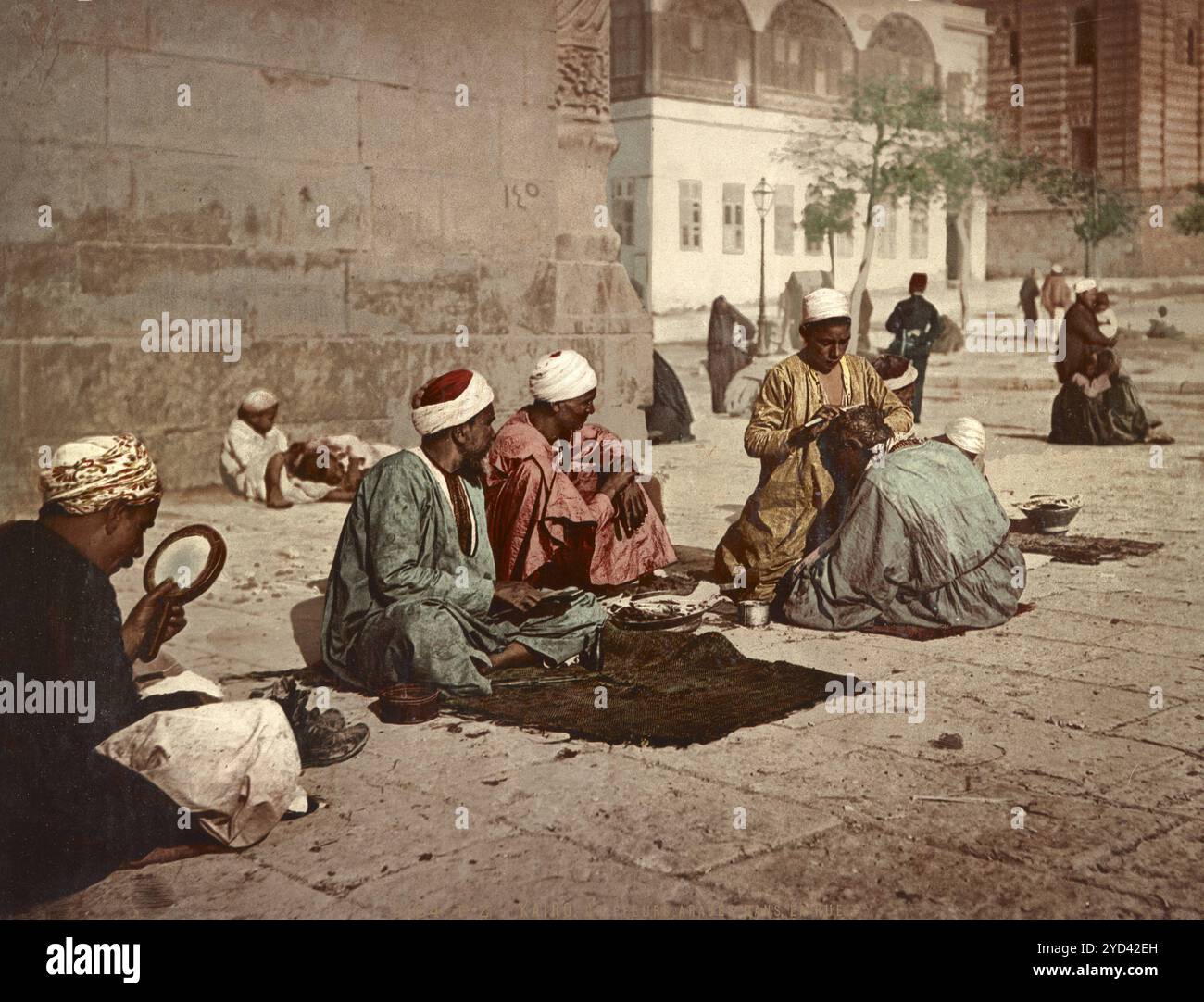 Kairo, Arabische Straßenfriseure, Ägypten, digital restaurierte Reproduktion eines Originals aus dem 19. Jahrhundert, Aufnahmedatum nicht angegeben, A. Foto Stock