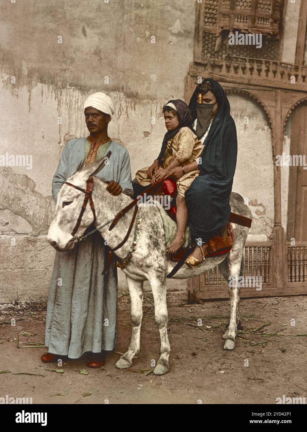 Kairo. Arabische Frau und ihr Eselkind, Ägypten, digital restaurierte Reproduktion eines Originals aus dem 19. Jahrhundert, Aufnahmedatum nicht angege Foto Stock