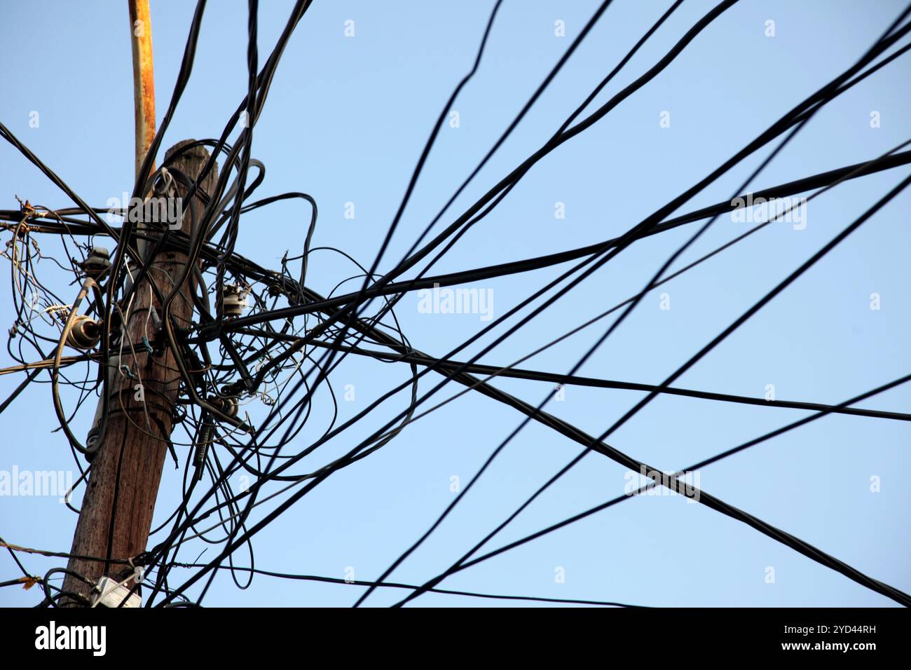 Un groviglio di cavi elettrici e di comunicazione, antenne televisive, antenne satellitari a Prizren. Foto Stock
