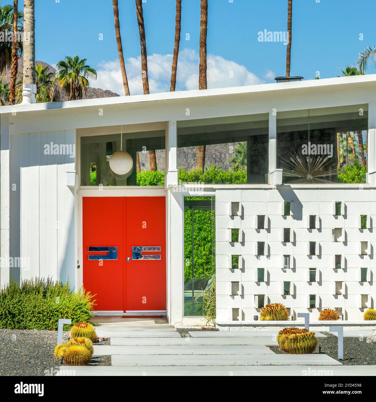 Casa dall'architettura moderna della metà del secolo con una porta colorata a Palm Springs, California Foto Stock
