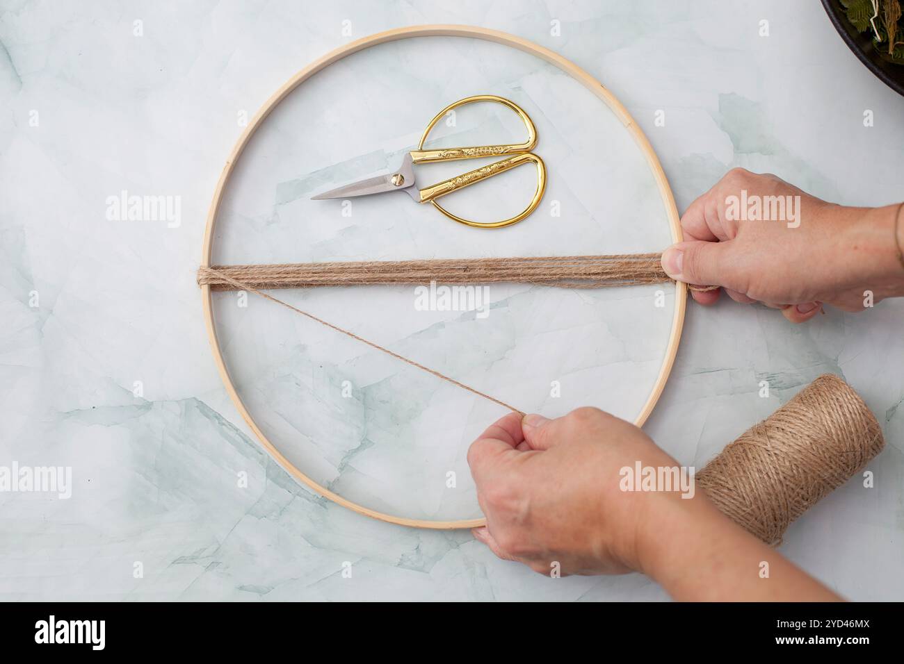 Passo dopo passo. Decorazioni fatte in casa con erbe boho. Passaggio 2 da 8. Foto Stock