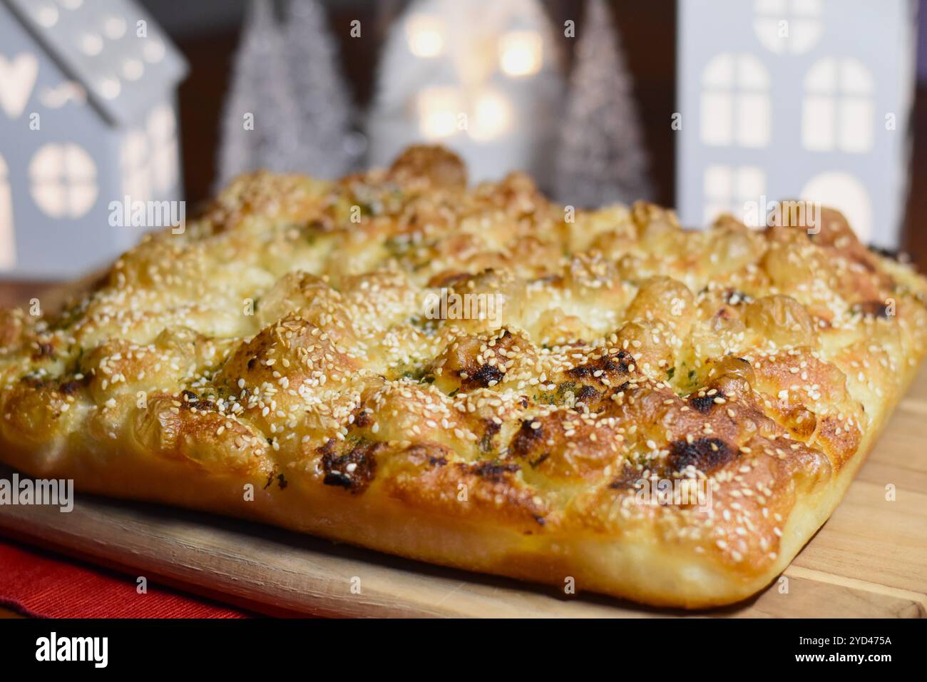 Focaccia di Natale fatta in casa con semi di sesamo ed erbe aromatiche Foto Stock