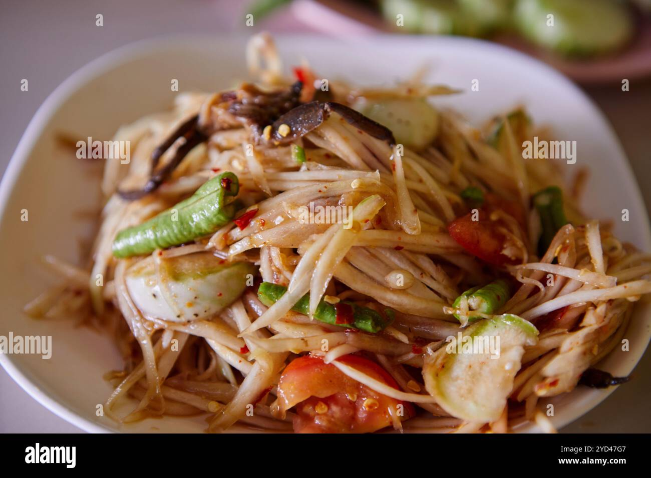 Papaya verde piccante saladÂ o Som Tum thailandese servito su piatto Foto Stock